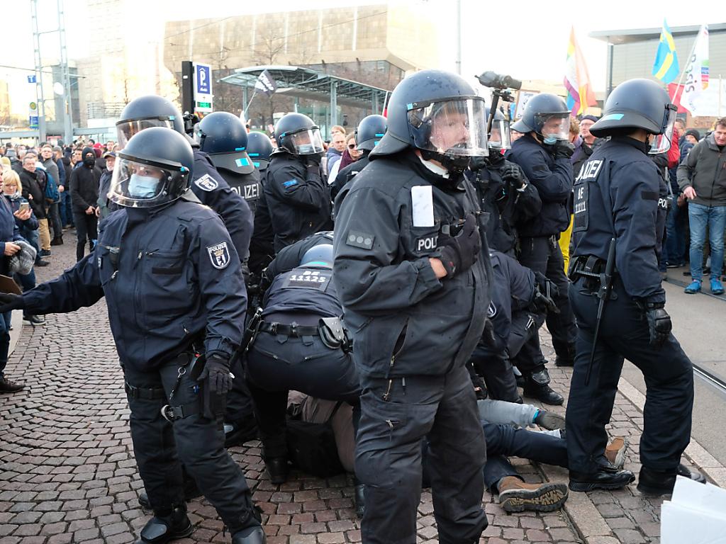 Wann Darf Die Polizei Jemanden In Gewahrsam Nehmen Polizei nimmt 24 Personen aus rechter Szene in Leipzig in Gewahrsam