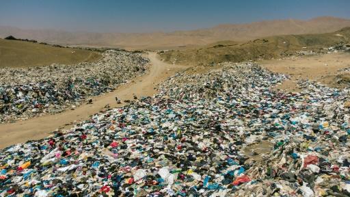 En el desierto de Atacama, el cementerio tóxico de la moda descartable -  SWI 