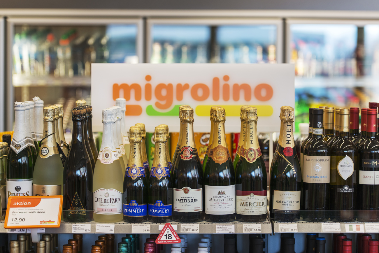 La vente d'alcool revient tourmenter le géant de la distribution Migros -  SWI