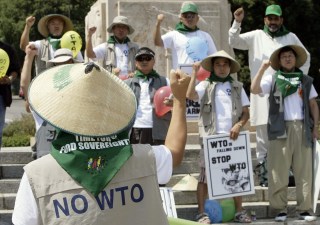 2006年7月26日、ジュネーブのWTO本部前で抗議する韓国の農業者約40人。米国をはじめとする資本主義国の新自由主義に反対し、世界中の人々に国際的な連帯を呼びかけた