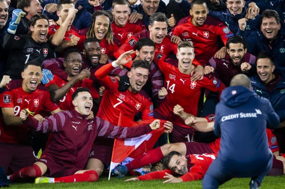 لاعبو منتخب سويسرا الوطني لكرة قدم يحتفلون بالفوز