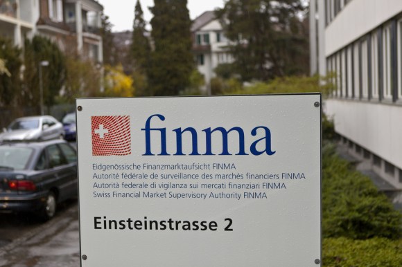 Placa com logo da FINMA em Berna