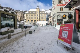 Rue déserte dans une ville sous la neige