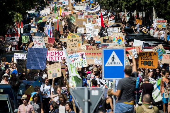 2019年、スイス西部のローザンヌで気候変動に対するデモが行われた