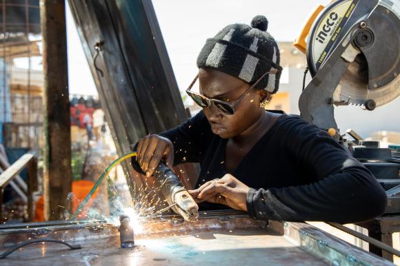 Mariam will soon complete her training in welding and metal construction. Eventually, her goal is to set up her own business and hire girls to be a good example. (Chaîne du Bonheur / Patricia Esteve) Mariam faisant de la soudure