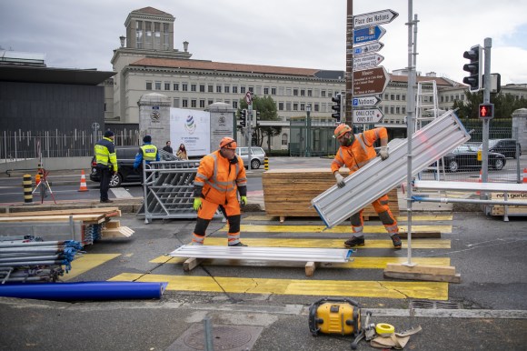 Workers dismantle infrastructure for WTO s 12th Ministerial Conference in Geneva.