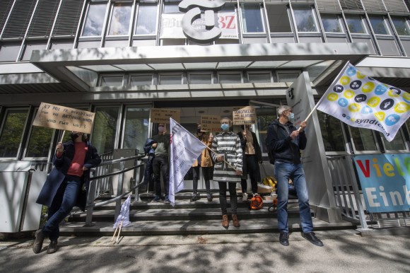 Manifestación ante la sede del Berner Zeitung.