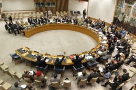 رجال ونساء في جلسة علنية لمجلس الأمن الدولي