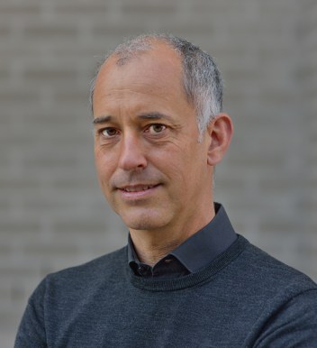 Ritratto di uomo brizzolato in camicia e pullover scuri (Grégoire Vittoz, direttore Dipendenze Svizzera)