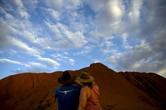 L Uluru con dei turisti
