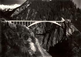 Brücke über das Tal