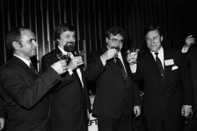 Quatre hommes trinquant avec du champagne