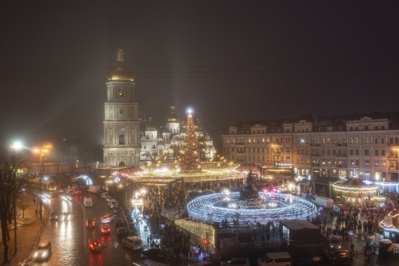 Neujahrsfeier auf dem Weihnachtsmarkt in Kiev.