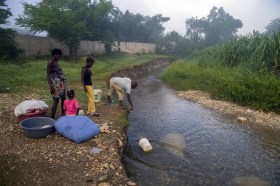 رجال وأطفال على ضفاف نهر في هايتي