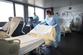 Enfermeras y pacientes en sala de hospital