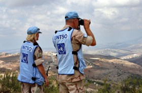 مراقبان تابعان لهيئة الأمم المتحدة لمراقبة الهدنة يُمارسان مهمتهما في منطقة جبلية