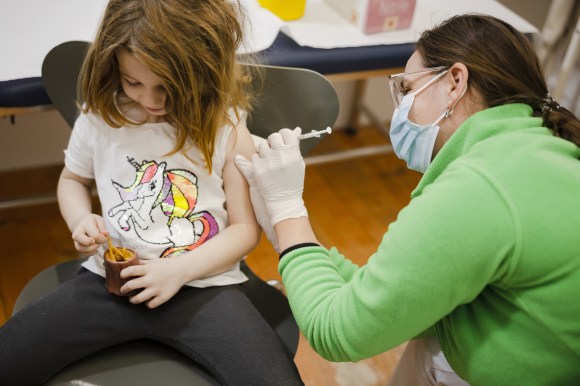 5歲的Lorena在接種新冠疫苗。從2022年1月4日起，5至11歲的兒童允許接種瑞士藥監局Swissmedic批准的兒童特殊疫苗。