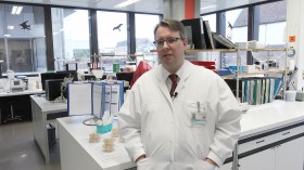 バーゼル大学病院の臨床細菌学・真菌学部門長アドリアン・エグリ氏。「マイクロバイオータ貯蔵庫」プロジェクトの試験フェーズを実施中だ