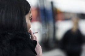 femme fumant une cigarette