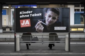 Plakat gegen Tabakwerbung