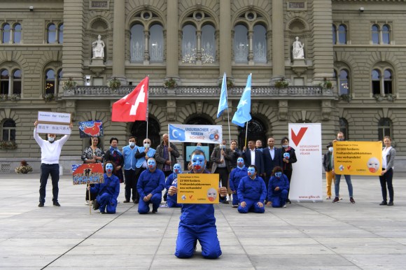 مجموعة من النشطاء تحتج رافعة لافتات أمام مبنى القصر الفدرالي في برن