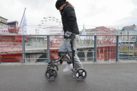 一名患者在洛桑EPFL散步。