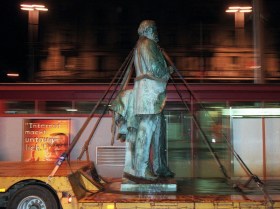 Statue Alfred Eschers wird herumgefahren, 1991