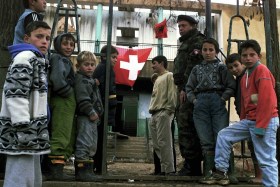 Kinder mit Schweizer Soldat