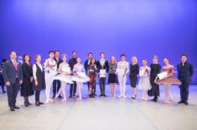 第50届洛桑芭蕾舞比赛的获胜者与评委合影。