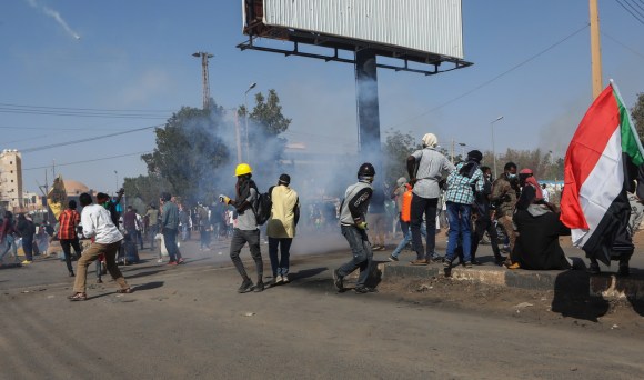 喀土穆的示威者与治安力量发生冲突