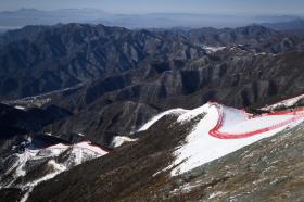 北京2022年冬奥会的高山滑雪场滑降雪道