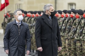 Swiss President Ignazio Cassis and Austrian Chancellor Karl Nehammer inspect a guard of honour in Zofingen.