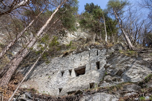 Forteresse au milieu de rochers et d arbres.