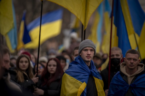 متظاهرون يلوحون بأعلام أوكرانية