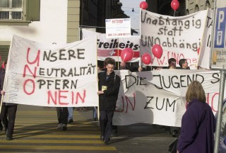 Rund 100 Jugendliche demonstrieren am Samstag, 26. Januar 2002, in Bern gegen den politischen UNO-Beitritt der Schweiz