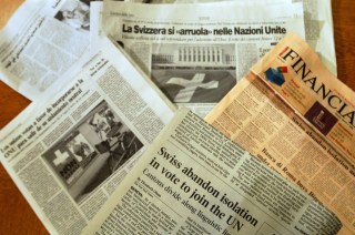 Zeitungen der internationalen Presse fotografierten am Montag, den 4. Februar 2002.