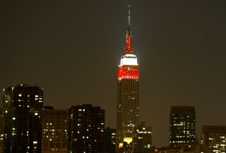 Schweizer Farben Rot und Weiss: Das Empire State Building, das hoechste Gebaeude der Stadt New York.