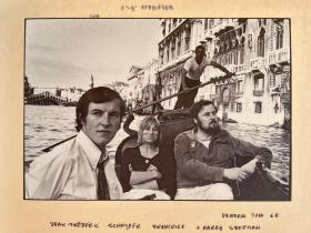 年轻的施奈德(左)与弗朗索瓦兹·塞曼和哈拉尔德·塞曼(右)在威尼斯，1968年