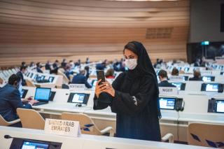امرأة تلتقط صورة لزميلتها داخل قاعة الاجتماعات