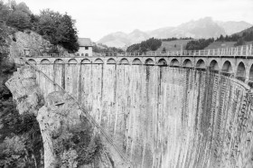 1968年，弗里堡州(Fribourg)的蒙特薩爾文(Montsalvens)大壩。