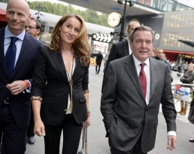 Gerhard Schröder, o CEO da Ringier Walder e sua esposa