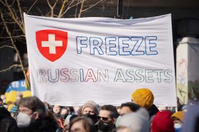 لافتة رفعها متظاهرون كتب عليها جمّدوا الأصول الروسية