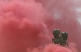 Militärs in rotem Rauch