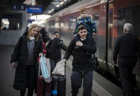 عائلة أوكرانية لدى وصولها إلى محطة القطار في زيورخ