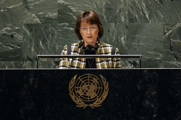 Femme s exprimant à la tribune de l ONU