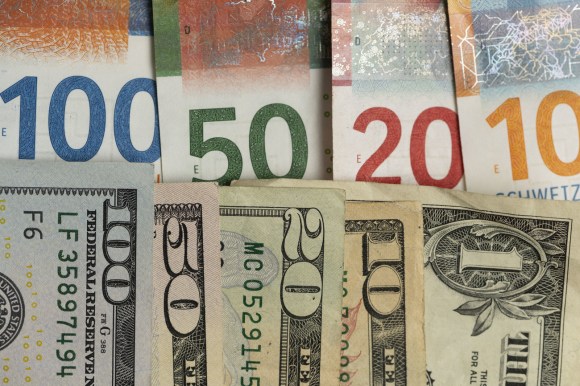 Notas bancárias francos suíços e dólares americanos