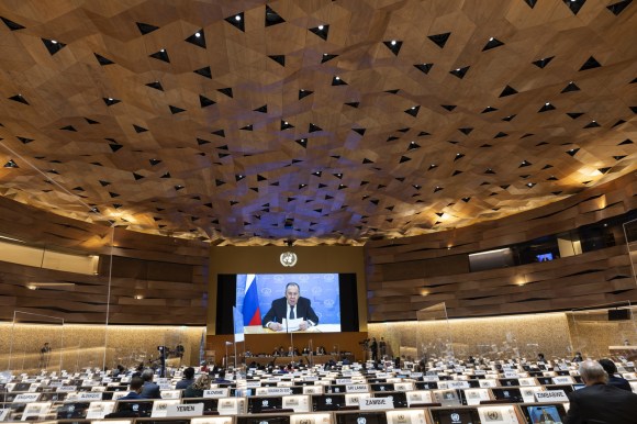 قاعة اجتماعات فسيحة شبه فارغة خلال إلقاء سيرغي لافروف لكلمة بلاده عبر الفيديو أمام مجلس حقوق الإنسان في جنيف