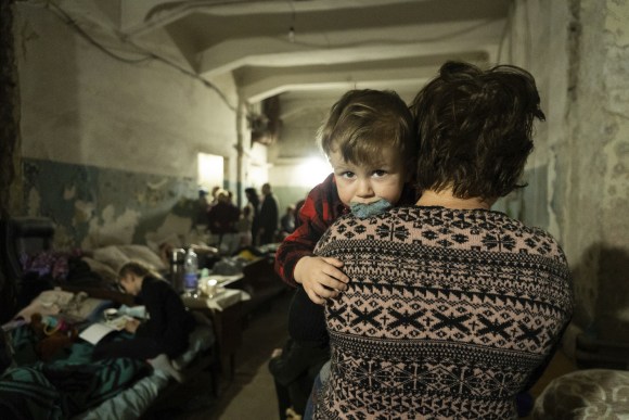 رجال ونساء وأطفال مختبئون داخل ملجإ في مدينة ماريوبول جنوب أوكرانيا.