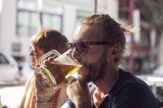 Mann trinkt Bier