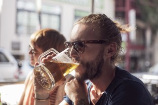 ビールを飲む人